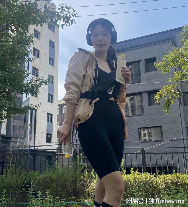 完美的穿搭之选——健身套装搭配小外套(图1)