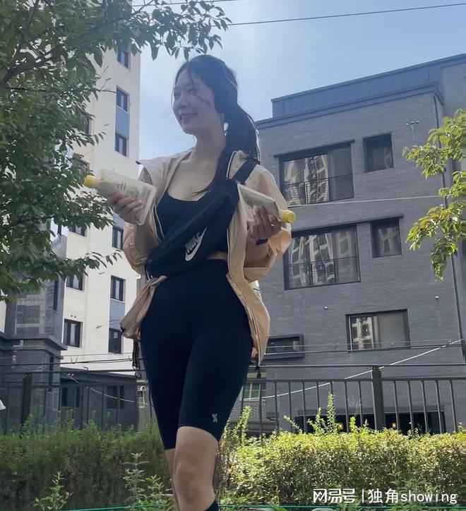 完美的穿搭之选——健身套装搭配小外套(图2)