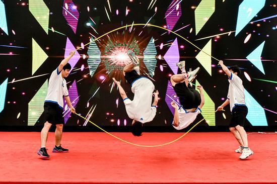 奥运冠军助阵2024科学健身体验营走进上海市儿童福利院(图2)