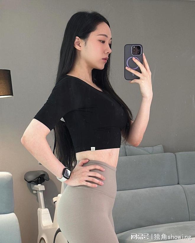 时尚健身必备!黑色健身背心搭配米色裤完美展现动感气质!(图2) 时尚健身必备!黑色健身背心搭配米色裤完美展现动感气质!(图2)