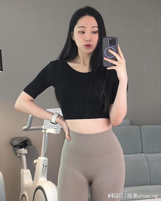 时尚健身必备!黑色健身背心搭配米色裤完美展现动感气质!(图4) 时尚健身必备!黑色健身背心搭配米色裤完美展现动感气质!(图4)